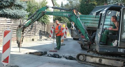 
              <p class="artikelinhalt">Mitarbeiter der Firma Steffen Meyer aus Rodewisch pickerten am Mittwoch unter anderem die Fahrbahn der Straße der Jugend auf, um Hausanschlüsse legen zu können. Der größte Teil der Arbeiten im Auftrag der Envia erfolgt allerdings im Bereich des Fußweges. Theoretisch können Anlieger passieren - praktisch wird dies unmöglich, wenn, wie hier zu sehen, gerade an den Querungen gearbeitet wird. </p>
            