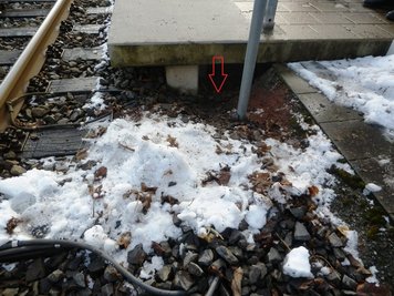 Durch diese Öffnung unterhalb des Bahnsteigs am Haltepunkt Niederdorf sind die Unbekannten gekrochen, um an das Kupfererdungskabel  zu gelangen.
