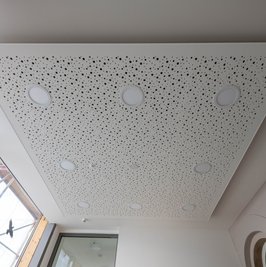 Auch die Unterdecke - hier eine Decke im Bereich der Tagespflege - wurde in Mitleidenschaft gezogen und muss wahrscheinlich ausgetauscht werden.