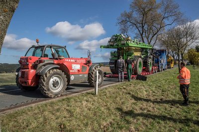 Ein Landwirtschaftschaftsfahrzeug Dammann ist am Samstagvormittag auf der Oelsnitzer Straße vollständig ausgebrannt.