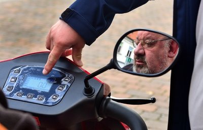 Das in den Lenker eingebaute Display zeigt alle erforderlichen Angaben zum Betrieb des Fahrzeuges. 