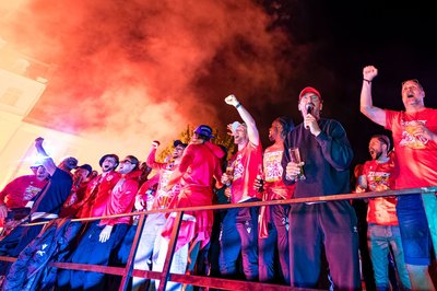 "Feierbiest" Claus-Dieter Wollitz (3.v.r.) heizt die Stimmung an.