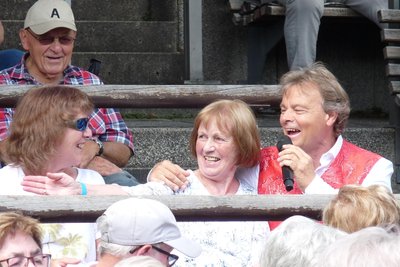 Rudy Giovannini (r.) setzt sich auch gern mal zu seinen Fans und singt dort weiter.