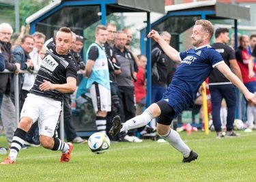 Im Ligaspiel bezwang Jens Weigl (rechts) mit seiner SG Jößnitz den SC Syrau um Axel Sennewald (links) mit 4:0. Im Pokalachtelfinale treffen am Samstag die beiden vogtländischen Topteams aufeinander. 