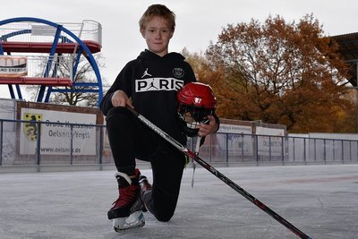 Sandy Sünderhauf aus Oelsnitz spielt beim VER Selb in der U13-Mannschaft in der Bayernliga Eishockey. Im Winter nutzt er auch die Eisbahn im Oelsnitzer Freibad Elstergarten für lockere Trainingseinheiten.