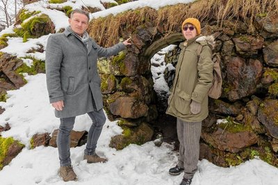 Seiffens Bürgermeister Martin Wittig und Projektmanagerin Catrin Tolksdorf-Bilz an der Steinmauer der Naturbühne in der Binge. 