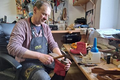 Am häufigsten hat Steffen Spillner in Flöha mit Reparaturen an Sohlen und Absätzen zu tun.