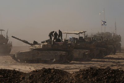 Israelische Soldaten stehen auf einem  Panzer, der in der Nähe der Grenze zwischen Israel und Gaza steht. Möglicherweise kommt es zu einer neuen Waffenruhe in dem Kriegsgebiet