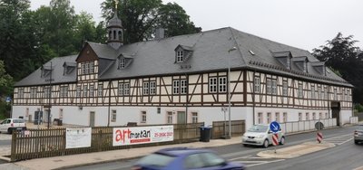 Mit großem Aufwand ließ die Stadt Schwarzenberg den Herrenhof in Erla sanieren. Ein Projektmanagement treibt die Belebung voran. 
