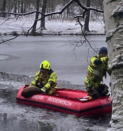 Per Schlauchboot wurde das tote Tier geborgen und ans Ufer gebracht. 
