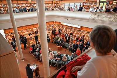 Begeistert von der Stadtbibliothek zeigte sich auch Ministerpräsident Michael Kretschmer bei seinem Grußwort. 
