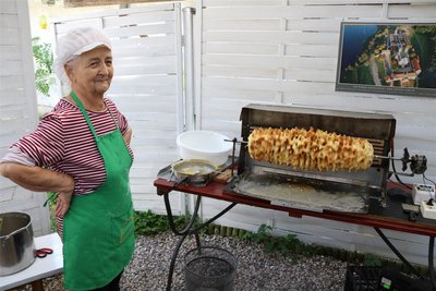 Teresa Biziewska ist in Polen Königin des Baumkuchens. Ihr süßes Gebäck stellt die 70-Jährige seit vielen Jahren nach einem Familienrezept her. Montags nimmt sie sich immer frei.