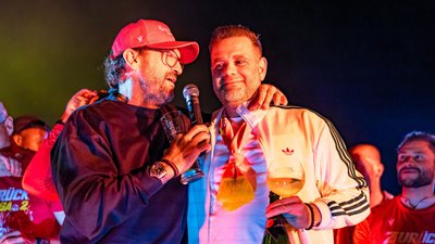 Für Präsident Sebastian Lemke (r) und Trainer Claus-Dieter Wollitz ist der Aufstieg der Höhepunkt einer langen Reise.