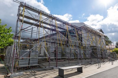 Der Erlauer Generationenbahnhof wird wegen der Schäden am Dach des Zwischenbaus wohl noch viele Wochen eine Baustelle sein. Seit November vorigen Jahres stehen bereits die Gerüste. 