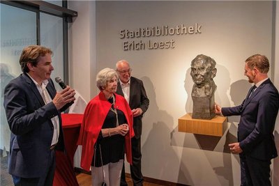 Gestiftet wurde die von Reinhard Minkewitz geschaffene Loest-Büste von Linde Rotta. 