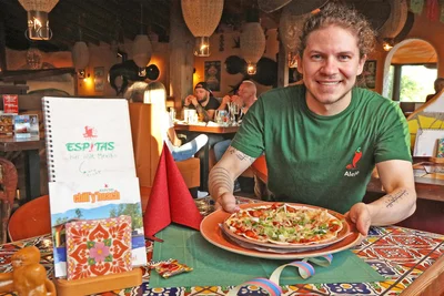 Alejandro Guzman-Rey serviert im „Espitas“ die bei Kindern begehrte Tortilla-Pizza.