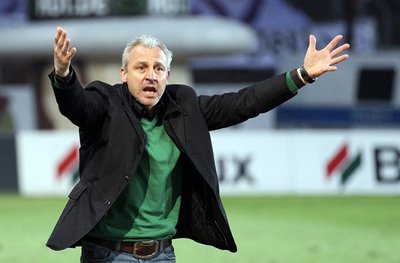 Pavel Dotchev hat heute seinen Vertrag als neuer Trainer des FC Erzgebirge Aue unterzeichnet.