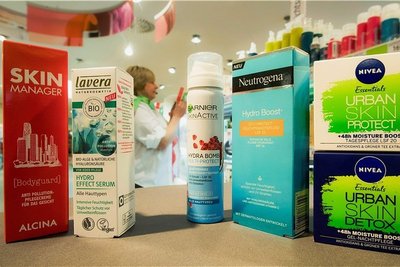 Gegen schädliche Umwelteinflüsse sollen Anti-Pollution-Produkte wirken. Das Foto zeigt eine Auswahl in einer Dresdner Drogerie.