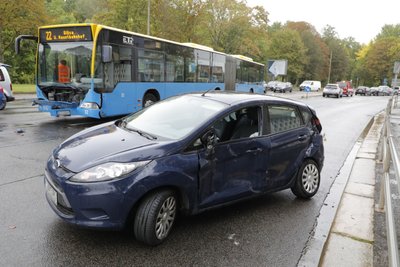 Beide Fahrzeuge wurden bei dem Unfall beschädigt.