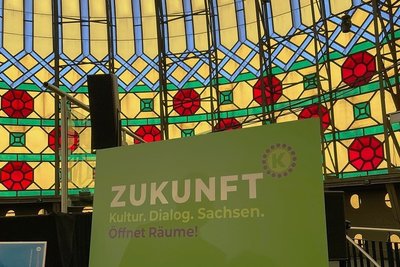 Mit K: Die Leipziger Agentur Tomino stellte zur Auftakt-Pressekonferenz unter der Kuppel der "Yenidze" in Dresden sowohl das Kampagnenlogo als auch das agile Debattenkonzept des "Kulturdialoges" vor. 