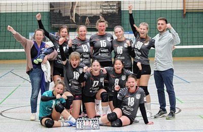 Team II: Freude über drei Bezirksliga-Siege in Folge. 