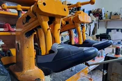Diese Maschine im Geschäft von Steffen Spillner in Flöha dehnt Schuhe.
