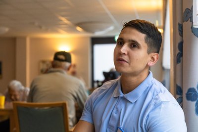 Julio Cesar Valbuena Godoy aus Venezuela ist Azubi im Azurit-Seniorenzentrum in Hartmannsdorf. Seine Familie in Burgstädt, die mit Otmanns befreundet ist, ist geduldet in Deutschland, weil er eine Ausbildung hat.