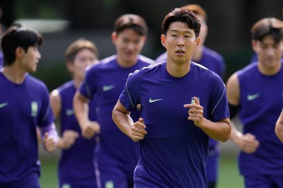 Südkoreas Fußball-Nationalmannschaft und ihr Star Heung-Min Son sollen im Training ausspioniert worden sein. (Archivbild)