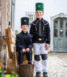 Die Brüder Alexander (l.) und Martin probieren das Habit an, das in Museum und Herrenhof zum Einsatz kommen soll. 