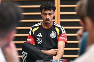 Nathaniel Brown spricht bei einer Medienrunde im DFB-Trainingslager. (Archivbild) 