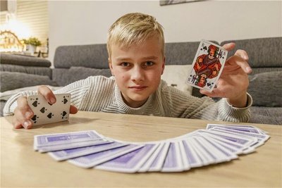 Ein Foto aus der 5. Klasse, Steven beschäftigte sich damals intensiv mit Kartentricks. Wo er auch war, ein Kartendeck hatte er immer dabei.