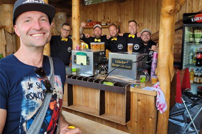 Alexander Ladwig vom Organisationsteam mit den Jungs vom Biertresen. Zehn Fässer leerten die Besucher an den beiden Tagen.