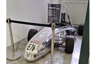 Im Gebäude der TU Bergakademie Freiberg in der Akademiestraße 6 wird ein altes Rennauto des „Racetech Racing Teams" ausgestellt.
