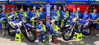 Im Saison-Klassement und für den Fotografen gut aufgestellt: Das Sherco-Team Flöha mit Chef Marcus Kehr (r.). 