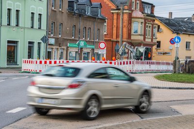Die Straße Am Bahnhof (Bundesstraße 180) in Lugau ist aktuell in Höhe altes Bahnwärterhäuschens voll gesperrt.