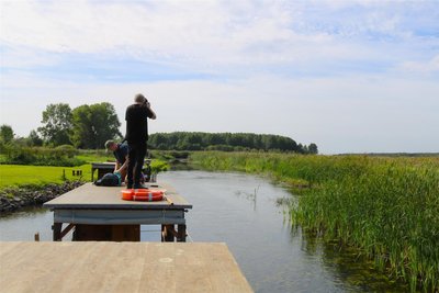Mit dem Hausboot-Floß unterwegs auf dem Biebrza-Fluss: Es geht entspannt langsam voran.