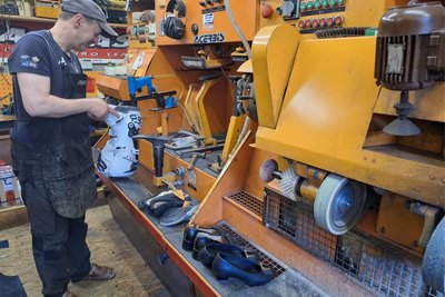 Auf seinem Hof in Memmendorf hat er sich eine weitere Werkstatt eingerichtet mit Maschinen, an denen er Schuhe und Stiefel repariert.