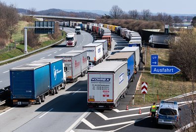 Die A4 am Mittwoch. Grund für die Verkehrsprobleme sind Kontrollen an der polnischen Grenze wegen der Corona-Pandemie. 