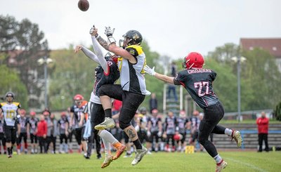 In der vergangenen Saison stand Robert Kahlke (M.) bereits als Kicker, Receiver oder in der Defensive für die Freiberg Phantoms auf dem Feld. Dieses Jahr wird er erstmals auf der Position des Quarterbacks spielen und damit die bislang größte Last auf seinen Schultern tragen. 