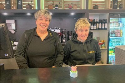 Die Mitarbeiterinnen Madeleine Groß (l.) und Peggy Driesel (r.) mit dem Ersatz-Glücksbringer in der Kantine am Rathaus.