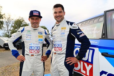 Julius Tannert (l.) und Pirmin Winklhofer freuen sich auf ihre zweite Rallye im Porsche.