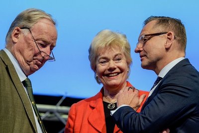 Politische Bildung künftig auch von rechts: AfD-Parteichef Alexander Gauland (l.) und Parteivize Kay Gottschalk mit der früheren CDU-Politikerin Erika Steinbach, Leiterin der Desiderius-Erasmus-Stiftung.