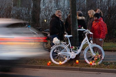 Gedenken an getötete Radfahrer: Weiße Geisterräder gibt es mittlerweile in vielen deutschen Städten. Dieses hier wurde nach einem tödlichen Unfall in Dresden aufgestellt. 