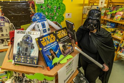 Tanja Rether von der Bibliothek hatte sich bei Star Wars Reads als Darth Vader verkleidet. In der Ausleihe ging es am Freitag um die Bücher der Reihe, nicht um die Filme.