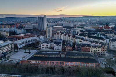 Morgenstimmung über Chemnitz: Eine erste Bilanz nach dem Kulturhauptstadt-Start vor einem Monat zeigt positive Effekte; und die kulturellen Höhepunkte kommen erst noch.