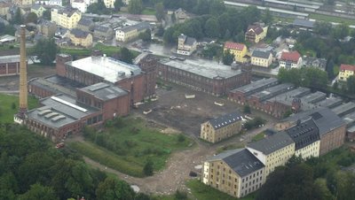 
              <p class="artikelinhalt">Aus dem Jahr 2002 stammt dieses Luftbild von der Alten Baumwolle in Flöha. Inzwischen hat sich das zehn Hektar große Areal verändert. Fotomotive bietet das Industriegelände jede Menge.</p>
            