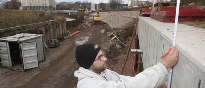René Blanke bei Arbeiten an der Uferböschung