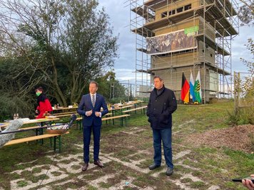 Ankommen, sprechen und wieder weg: Markus Söder (rechts) und Michael Kretschmer (links) beim sehr kurzen Einheitsfrühstück am Samstag vor dem einstigen Grenzturm in Heinersgrün im Vogtland. 
