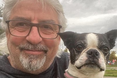 Manfred Deckert und Frieda sind ein cooles Reiseteam. Aber nun will Deckert Stadtrat in Auerbach werden.