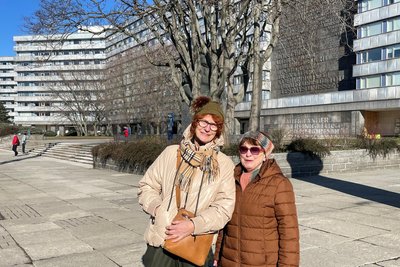 Erdmute Wittner aus Dresden (links) hat ihren Chemnitz-Besuch gleich mit einem Treffen mit ihrer Schulfreundin verbunden.